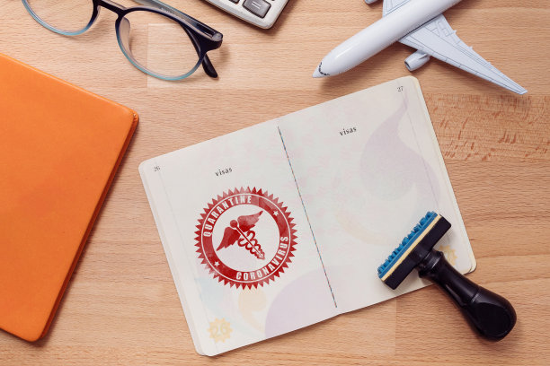 对有感染病毒高风险的游客，在护照页加盖中华医学会标识的冠状病毒疫情隔离人员印章。图片下载