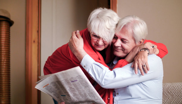 丈夫和妻子在客厅看报纸图片下载