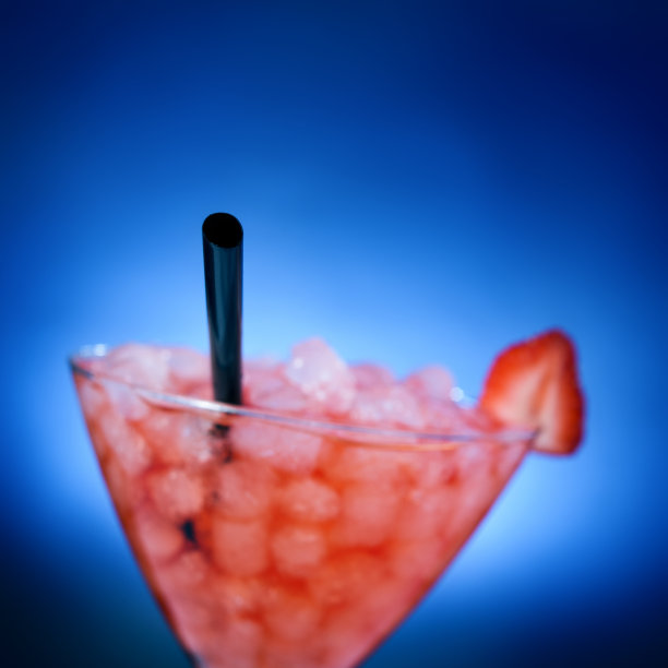 清新的红色鸡尾酒，重点在吸管图片下载