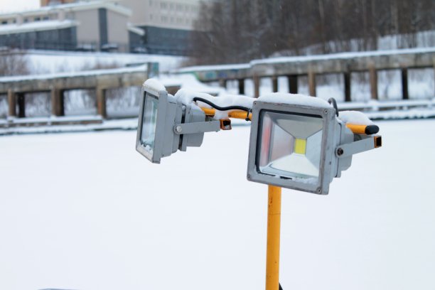 Led聚光灯在黄色的站在冬季城市的背景图片下载