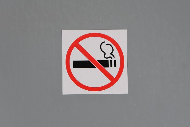 灰色墙壁上的禁烟标志，保健理念，戒烟图片下载