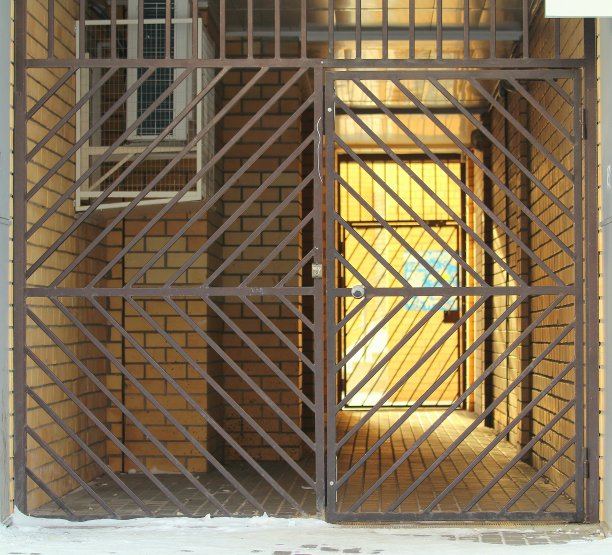 铁门挡着院子，阳光灿烂图片下载