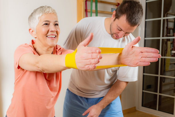 用橡皮筋锻炼的年长女性图片下载