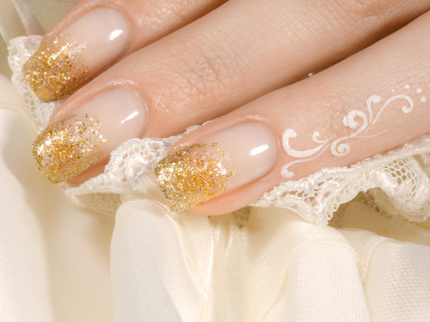 金色美甲的女人的手图片下载