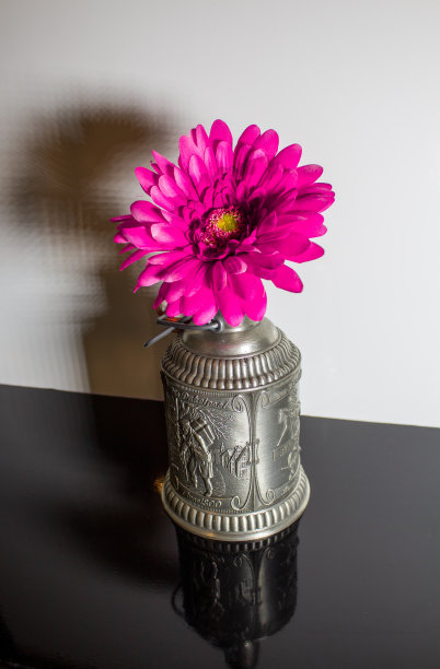 旧锡杯，里面有朵布花图片下载