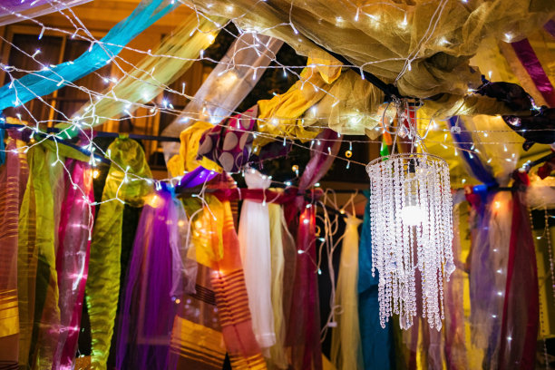 用灯和织物装饰的帐篷图片下载