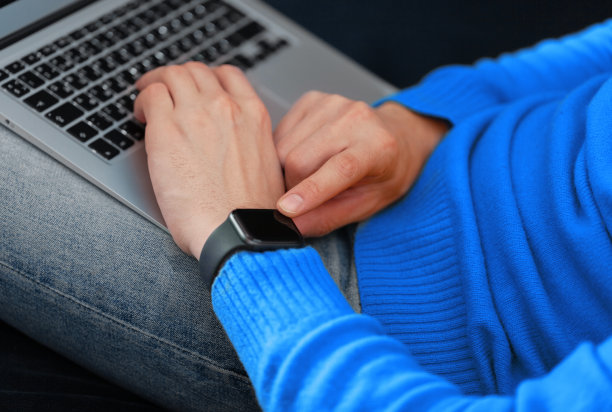 男士手触数字手表图片下载