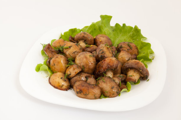 大蒜黄油烤蘑菇和欧芹。从上面图片下载