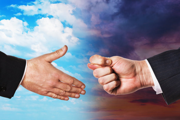 两只手放在天空的背景与云。提供友谊和拒绝的观念图片下载