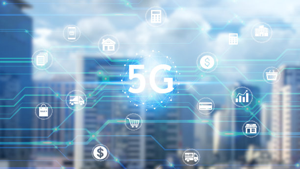 手持5G技术网络，城市背景上的虚拟屏幕图标，5G全球网络概念素材图片