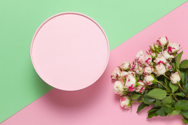 粉色圆形礼盒，粉彩双色背景粉绿玫瑰花束，复制空间，平铺。3月8日、2月14日、圣瓦伦丁节、母亲节、妇女节庆祝概念图片下载