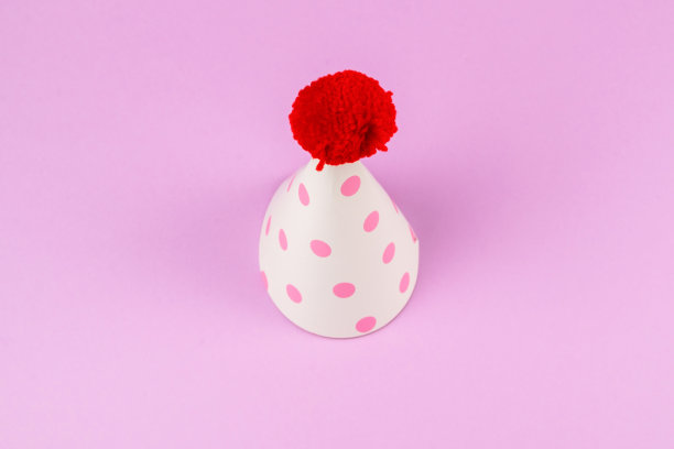 粉红色背景的生日帽。图片下载