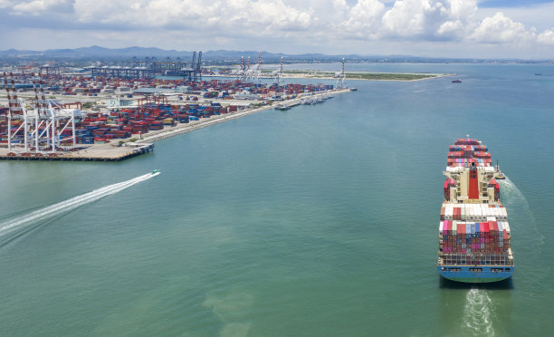 集装箱船在泰国港口，这张照片可以用来做船图片下载