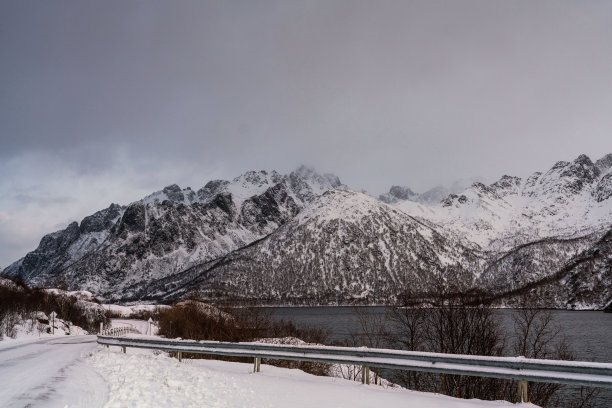 罗浮敦群岛的夜景照片。寒假雪景。图片下载