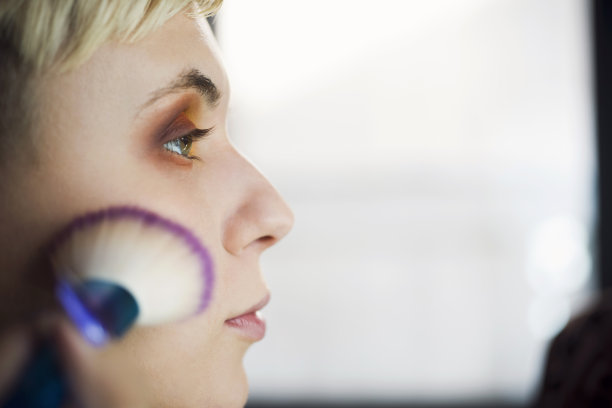 让她的肤色完美图片下载