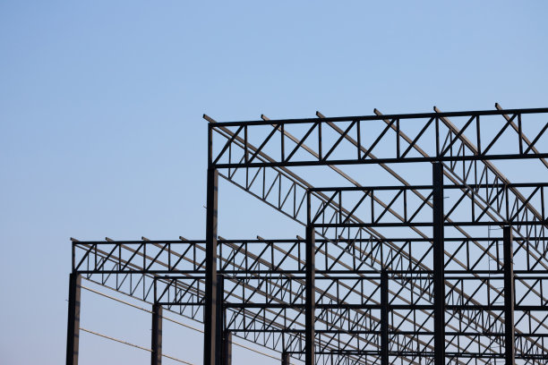 黑色钢结构屋顶和厂房为背景。图片下载