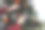 圣诞快乐。年轻女子在家里亲手把红毛衣装饰在美丽的圣诞树上，节日全家欢度，新年快乐，圣诞快乐的节日概念，复古的色调图片下载