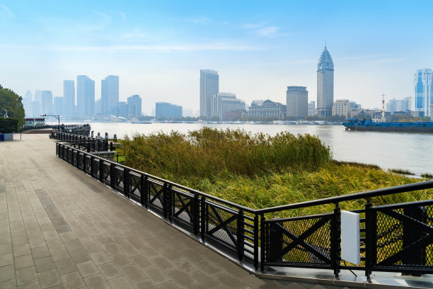 滨水公园和上海外滩城市天际线，中国图片下载