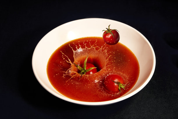 鲜番茄汤，落番茄黑背景，白碗，冷冻，高速，持续时间。图片下载