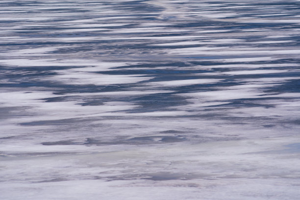 大自然的荣耀。美丽的山冻湖图案。抽象的背景。图片下载