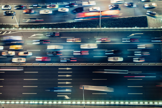 无人机视角下的城市交通高峰时刻图片下载