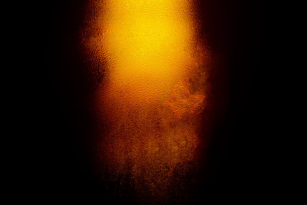 啤酒瓶上水滴的纹理，宏观啤酒表面图片下载