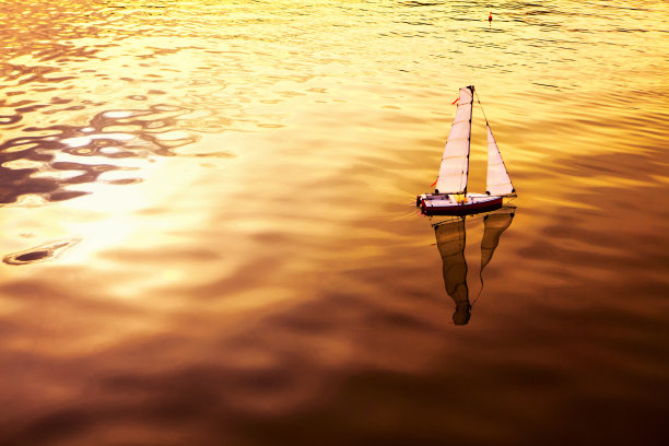 在阳光下航行图片下载