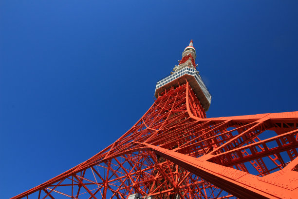 五颜六色的东京塔由钢结构建造而成，从下面俯瞰清澈的蓝天图片下载