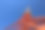 五颜六色的东京塔由钢结构建造而成，从下面俯瞰清澈的蓝天图片下载