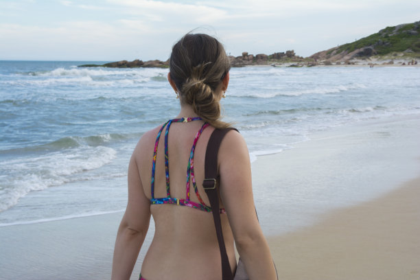 一个女人在海上穿着泳衣的后视图图片下载