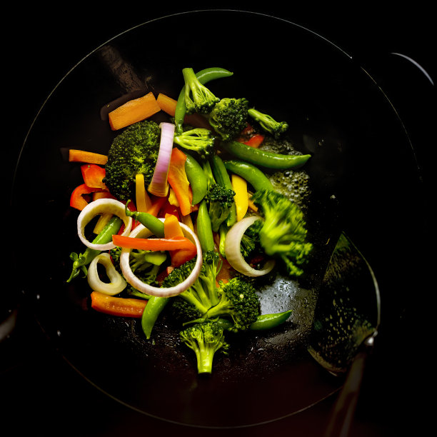 在热锅中煸炒各种新鲜的蔬菜。图片下载