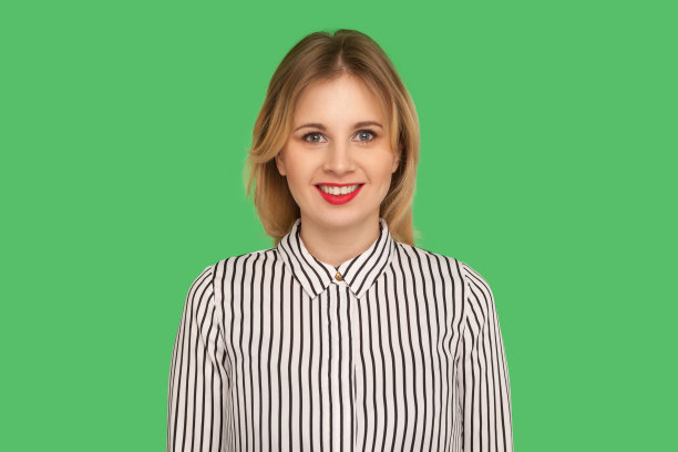 肖像迷人的金发女孩在时尚的条纹衬衫微笑迷人的相机图片下载