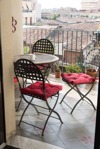 卡塔尼亚阳台上的椅子图片下载