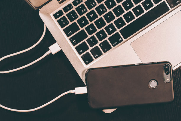 在笔记本电脑里充电的手机图片下载