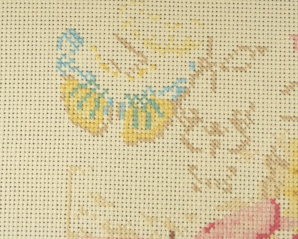 最初阶段的刺绣与牙线在画布上与彩色蝴蝶的大图片。手工制作和爱好与大量的时间。图片下载