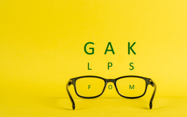 戴眼镜和字迹模糊的近视图片下载