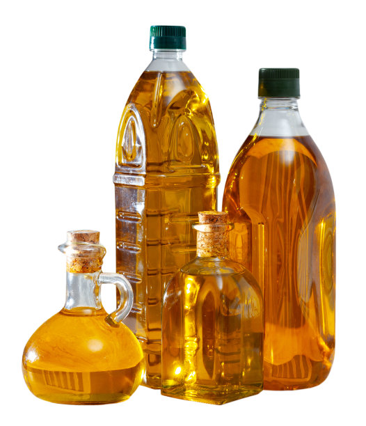 植物油放在木桌上图片下载