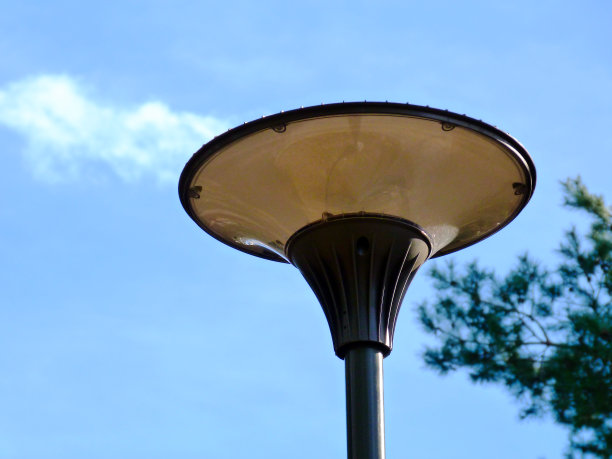 现代风格路灯细节下的蓝天白云低角度透视图片下载