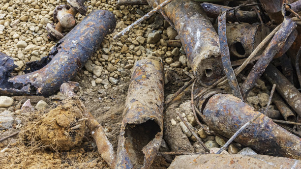 旧铸铁水管的碎片。经过多年的使用，锈蚀的金属管被毁坏了。生锈的钢管带有金属腐蚀孔。图片下载