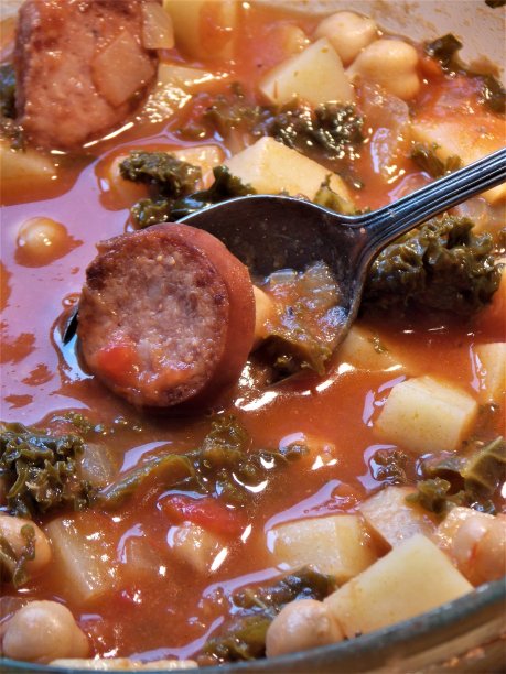 免费版税照片-丰盛的香肠甘蓝汤午餐-食物背景的网站，博客，或广告-美味的汤-健康的饮食-温暖和美妙的冬季汤食谱-特写图像羹-吃-第一人的观点图片下载