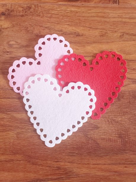 三颗心与木材背景层图片下载