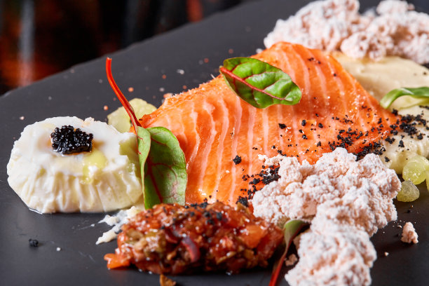 特写三文鱼排配鸡蛋和蔬菜。餐厅菜单，一系列不同菜肴的照片图片下载