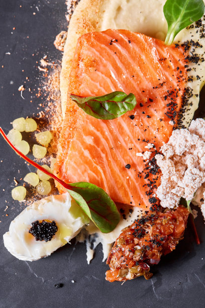 特写三文鱼排配鸡蛋和蔬菜。餐厅菜单，一系列不同菜肴的照片图片下载