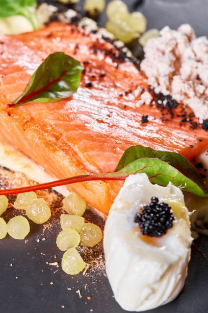 特写三文鱼排配鸡蛋和蔬菜。餐厅菜单，一系列不同菜肴的照片图片下载