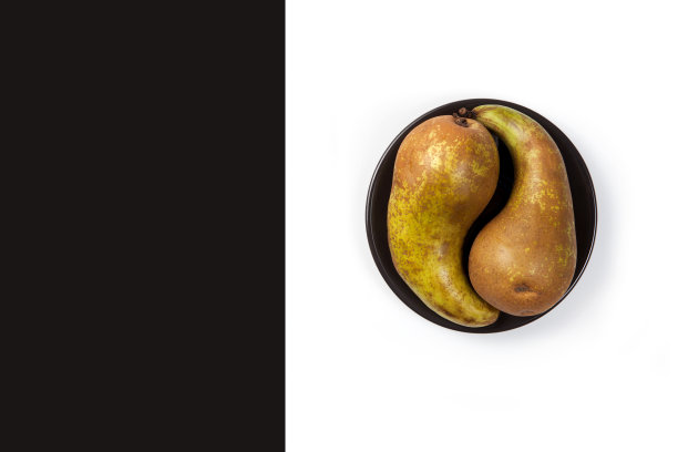 两个成熟的梨在黑白背景的阴阳符号。副本的空间。水平方向图片下载