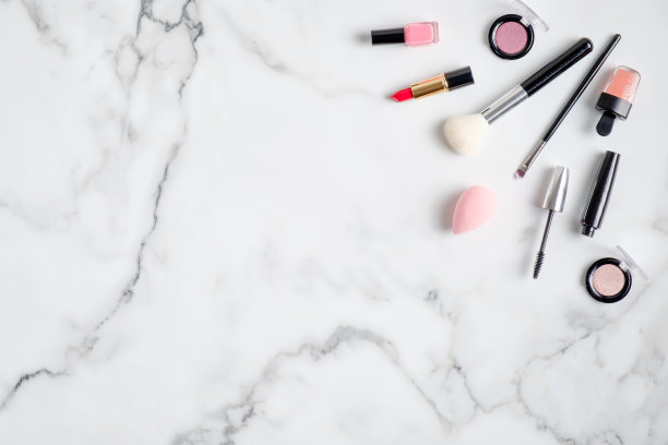 彩妆化妆品和专业美容产品大理石背景。平躺，从上面看。美容院横幅设计模板图片下载