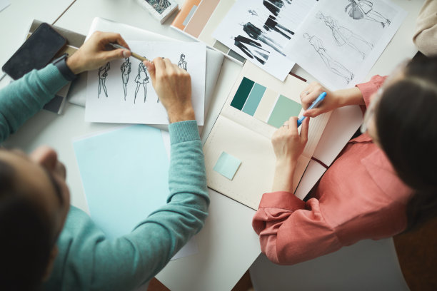 在办公室画草图的人图片下载