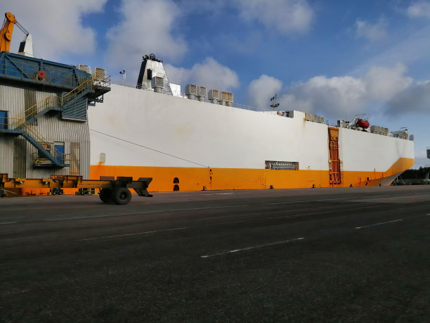 软木港口的大型纯卡车汽车运输船图片下载