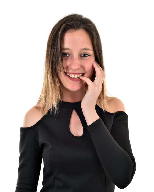 自然天真的小女孩看着镜头。没有过滤。图片下载