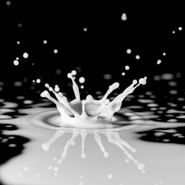 牛奶滴在黑色的杯子上图片下载